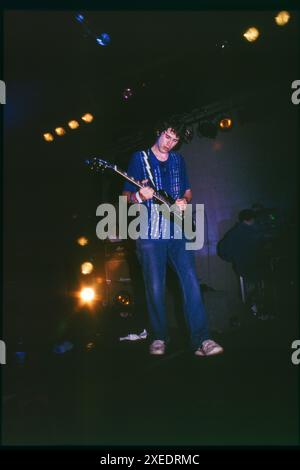 SUPER FURRY ANIMALS, CONCERT, CARDIFF, 1997 : Gruff Rhys of the Super Furry Animals jouant au Cooper's Field à Bute Park à Cardiff, pays de Galles, Royaume-Uni le 27 juillet 1997. Photo : Rob Watkins. INFO : Super Furry Animals est un groupe de rock gallois formé en 1993, connu pour son style éclectique mêlant rock, psychédélie et musique électronique. Acclamés pour des albums comme « Rings Around the World » et « Phantom Power », ils sont un élément clé de la scène alternative des années 1990. Banque D'Images