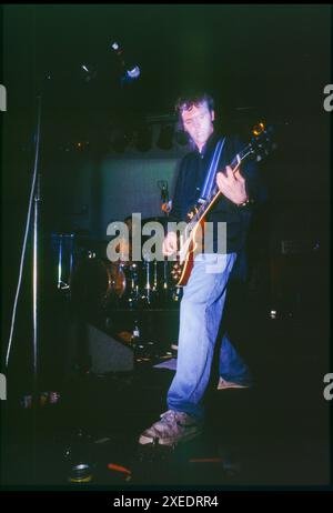 SUPER FURRY ANIMALS, CONCERT, CARDIFF, 1997 : Huw Bunford guitariste des Super Furry Animals jouant au Bute Park à Cardiff, pays de Galles, Royaume-Uni le 27 juillet 1997. Photo : Rob Watkins. INFO : Super Furry Animals est un groupe de rock gallois formé en 1993, connu pour son style éclectique mêlant rock, psychédélie et musique électronique. Acclamés pour des albums comme « Rings Around the World » et « Phantom Power », ils sont un élément clé de la scène alternative des années 1990. Banque D'Images