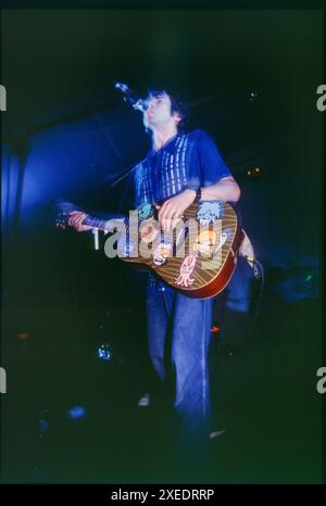 SUPER FURRY ANIMALS, CONCERT, CARDIFF, 1997 : Gruff Rhys of the Super Furry Animals jouant au Cooper's Field à Bute Park à Cardiff, pays de Galles, Royaume-Uni le 27 juillet 1997. Photo : Rob Watkins. INFO : Super Furry Animals est un groupe de rock gallois formé en 1993, connu pour son style éclectique mêlant rock, psychédélie et musique électronique. Acclamés pour des albums comme « Rings Around the World » et « Phantom Power », ils sont un élément clé de la scène alternative des années 1990. Banque D'Images