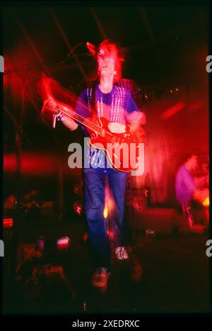 SUPER FURRY ANIMALS, CONCERT, CARDIFF, 1997 : Gruff Rhys of the Super Furry Animals jouant au Cooper's Field à Bute Park à Cardiff, pays de Galles, Royaume-Uni le 27 juillet 1997. Photo : Rob Watkins. INFO : Super Furry Animals est un groupe de rock gallois formé en 1993, connu pour son style éclectique mêlant rock, psychédélie et musique électronique. Acclamés pour des albums comme « Rings Around the World » et « Phantom Power », ils sont un élément clé de la scène alternative des années 1990. Banque D'Images