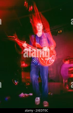 SUPER FURRY ANIMALS, CONCERT, CARDIFF, 1997 : Gruff Rhys of the Super Furry Animals jouant au Cooper's Field à Bute Park à Cardiff, pays de Galles, Royaume-Uni le 27 juillet 1997. Photo : Rob Watkins. INFO : Super Furry Animals est un groupe de rock gallois formé en 1993, connu pour son style éclectique mêlant rock, psychédélie et musique électronique. Acclamés pour des albums comme « Rings Around the World » et « Phantom Power », ils sont un élément clé de la scène alternative des années 1990. Banque D'Images