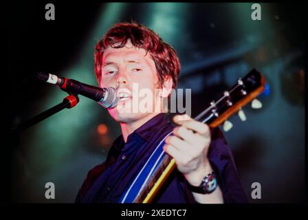 SUPER FURRY ANIMALS, CONCERT, CARDIFF, 1997 : Huw Bunford guitariste des Super Furry Animals jouant au Bute Park à Cardiff, pays de Galles, Royaume-Uni le 27 juillet 1997. Photo : Rob Watkins. INFO : Super Furry Animals est un groupe de rock gallois formé en 1993, connu pour son style éclectique mêlant rock, psychédélie et musique électronique. Acclamés pour des albums comme « Rings Around the World » et « Phantom Power », ils sont un élément clé de la scène alternative des années 1990. Banque D'Images