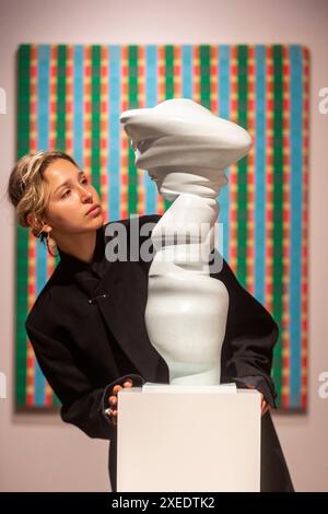 Londres, Royaume-Uni. 27 juin 2024. Un membre du personnel de 'Senders', 2019, par Tony Cragg sur le stand de Willoughby Gerrish lors d'une avant-première de la foire Treasure House au Royal Hospital Chelsea. Le salon des antiquités et des arts rassemble plus de 70 des meilleurs marchands britanniques et internationaux dans de nombreuses disciplines et est ouvert au public du 27 juin au 2 juillet 2024. Credit : Stephen Chung / Alamy Live News Banque D'Images