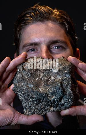 Londres, Royaume-Uni. 27 juin 2024. L'Adrar 102, une météorite lunaire, est présentée au stand Stone Gallery lors d'une avant-première de la foire Treasure House au Royal Hospital Chelsea. Le salon des antiquités et des arts rassemble plus de 70 des meilleurs marchands britanniques et internationaux dans de nombreuses disciplines et est ouvert au public du 27 juin au 2 juillet 2024. Credit : Stephen Chung / Alamy Live News Banque D'Images