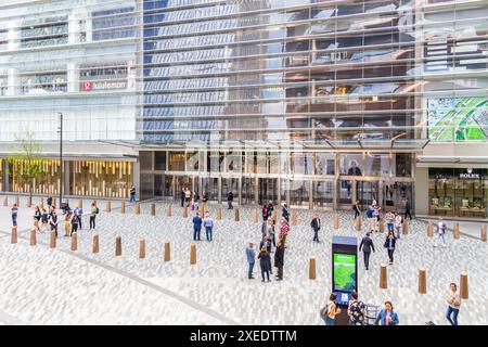 New York City, États-Unis - 17 mai 2019 : vue aérienne de la place près du centre commercial Hudson Yards avec des gens qui marchent à New York. Banque D'Images