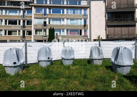 Urinoirs mobiles debout sur la rue Konrad-Adenauer-Ufer dans la zone d'observation publique pendant l'UEFA Euro 2024, Cologne, Allemagne. Mobile Urinale Steh Banque D'Images