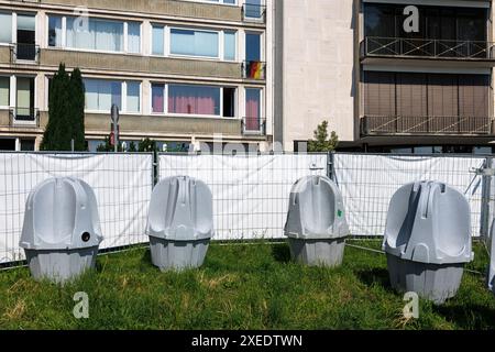 Urinoirs mobiles debout sur la rue Konrad-Adenauer-Ufer dans la zone d'observation publique pendant l'UEFA Euro 2024, Cologne, Allemagne. Mobile Urinale Steh Banque D'Images