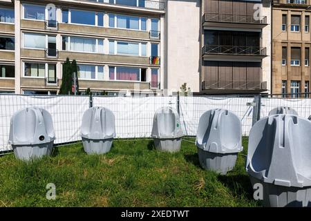 Urinoirs mobiles debout sur la rue Konrad-Adenauer-Ufer dans la zone d'observation publique pendant l'UEFA Euro 2024, Cologne, Allemagne. Mobile Urinale Steh Banque D'Images