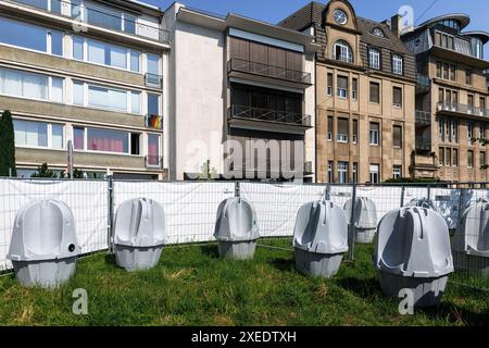 Urinoirs mobiles debout sur la rue Konrad-Adenauer-Ufer dans la zone d'observation publique pendant l'UEFA Euro 2024, Cologne, Allemagne. Mobile Urinale Steh Banque D'Images