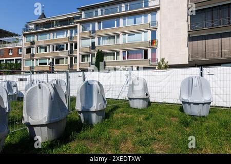 Urinoirs mobiles debout sur la rue Konrad-Adenauer-Ufer dans la zone d'observation publique pendant l'UEFA Euro 2024, Cologne, Allemagne. Mobile Urinale Steh Banque D'Images