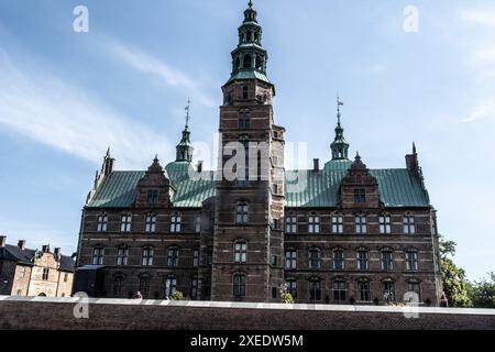 Rosenborg est situé dans le centre de Copenhague. Au milieu de Kongens Have, les Life Guards gardent tout le trésor danois, qui depuis 400 ans a pris soin des rois danois et des reines les plus précieux trésors. Le château a été construit à l'origine en 1606-1607 comme maison d'été par ordre de Christian IV. Copenhague Rosenborg Barracks Danemark Copyright : xKristianxTuxenxLadegaardxBergx 2E6A2757 Banque D'Images