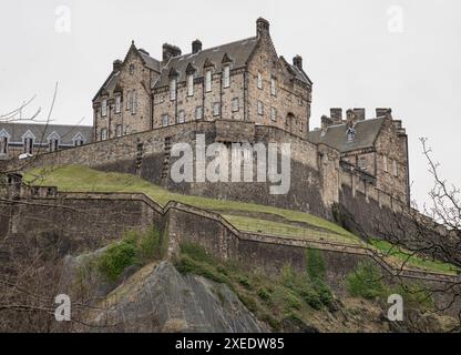Édimbourg, Écosse - 16 janvier 2024 - vue panoramique du château d'Édimbourg au sommet de la colline est une forteresse historique et est l'une des visites les plus populaires Banque D'Images