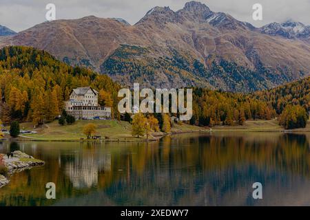 Hôtel Waldhaus am See de l'autre côté du lac St Moritz, Suisse Banque D'Images