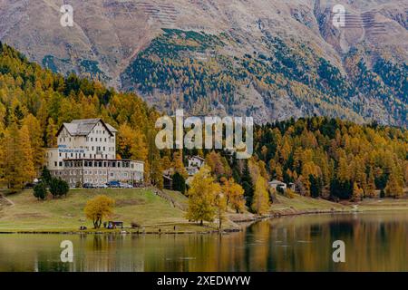 Hôtel Waldhaus am See de l'autre côté du lac St Moritz, Suisse Banque D'Images