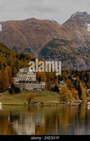 Hôtel Waldhaus am See de l'autre côté du lac St Moritz, Suisse Banque D'Images