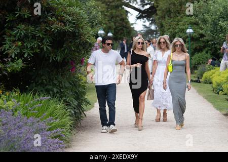 Stoke Poges, Royaume-Uni. 27 juin 2024. Les clients apprécient leur journée au Boodles Tennis à Stoke Park à Stoke Poges, Buckinghamshire. Crédit : Maureen McLean/Alamy Live News Banque D'Images