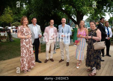 Stoke Poges, Royaume-Uni. 27 juin 2024. Les clients apprécient leur journée au Boodles Tennis à Stoke Park à Stoke Poges, Buckinghamshire. Crédit : Maureen McLean/Alamy Live News Banque D'Images