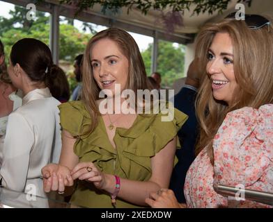 Stoke Poges, Royaume-Uni. 27 juin 2024. Les clients apprécient leur journée au Boodles Tennis à Stoke Park à Stoke Poges, Buckinghamshire. Crédit : Maureen McLean/Alamy Live News Banque D'Images