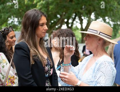 Stoke Poges, Royaume-Uni. 27 juin 2024. Les clients apprécient leur journée au Boodles Tennis à Stoke Park à Stoke Poges, Buckinghamshire. Crédit : Maureen McLean/Alamy Live News Banque D'Images