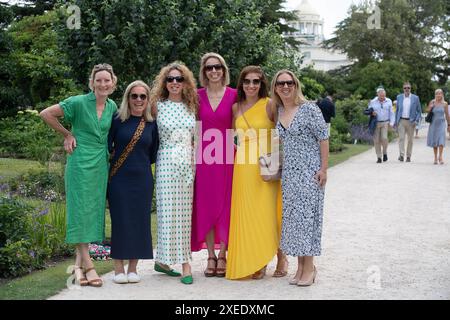 Stoke Poges, Royaume-Uni. 27 juin 2024. Les clients apprécient leur journée au Boodles Tennis à Stoke Park à Stoke Poges, Buckinghamshire. Crédit : Maureen McLean/Alamy Live News Banque D'Images