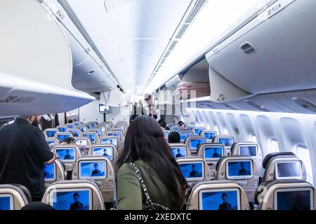 Passagers quittant Boeing 787-10, Etihad Airways Banque D'Images