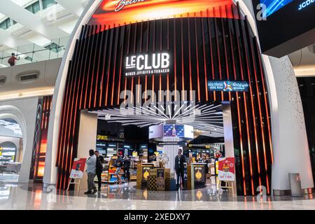 Magasin le Club - vins, spiritueux, magasin de tabac Zayed International Airport, Abu Dhabi, eau Banque D'Images