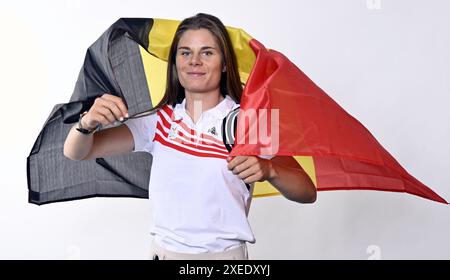 Bruxelles, Belgique. 27 juin 2024. La cycliste belge Lotte Kopecky pose pour le photographe lors d’une séance photo pour le Comité Olympique belge BOIC - COIB avant les Jeux Olympiques de Paris 2024, à Bruxelles, le jeudi 27 juin 2024. BELGA PHOTO ERIC LALMAND crédit : Belga News Agency/Alamy Live News Banque D'Images