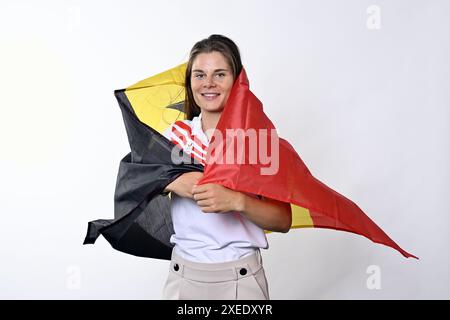 Bruxelles, Belgique. 27 juin 2024. La cycliste belge Lotte Kopecky pose pour le photographe lors d’une séance photo pour le Comité Olympique belge BOIC - COIB avant les Jeux Olympiques de Paris 2024, à Bruxelles, le jeudi 27 juin 2024. BELGA PHOTO ERIC LALMAND crédit : Belga News Agency/Alamy Live News Banque D'Images