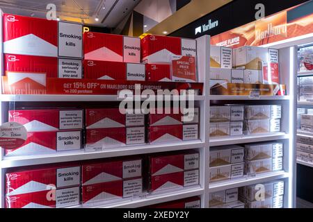 Marlboro Red Packs, Marlboro cigarettes cartons vendus dans la boutique hors taxes, aéroport international de Zayed, Abu Dhabi, Émirats arabes Unis Banque D'Images