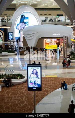 Lancôme cosmétiques de luxe, magasin Hermes, magasins de mode de luxe duty free à l'aéroport international de Zayed, Abu Dhabi, eau Banque D'Images