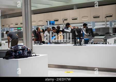 Contrôle de sécurité des bagages à main avant l'entrée des portes d'embarquement, aéroport international de Zayed, Abu Dhabi, Émirats arabes Unis Banque D'Images