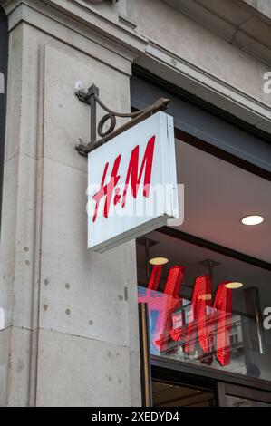 Londres, Royaume-Uni - 23 mars 2024 : enseigne de magasin H&M à London.UK. H & M Hennes & Mauritz AB, également connu sous le nom de H&M Group, est une multination Banque D'Images