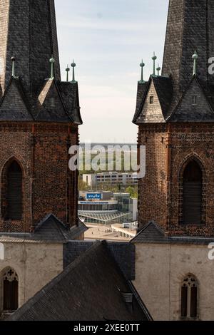 Vue depuis l'église du marché des tours jumelles sur la ville de Halle en Saxe-Anhalt Banque D'Images