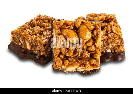 Tas de mini barres protéinées faites maison aux arachides, amandes et chocolat. Banque D'Images