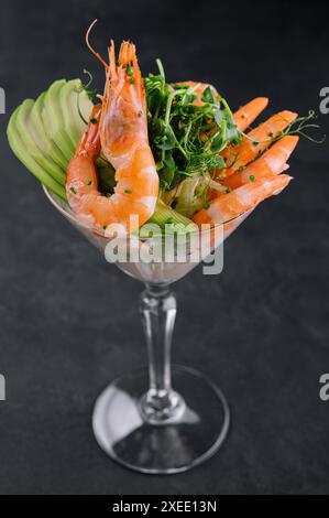 morceaux de crevettes et d'avocat dans un verre à martini Banque D'Images