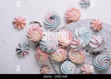 Meringue multicolore sur plateau en bois vue de dessus Banque D'Images