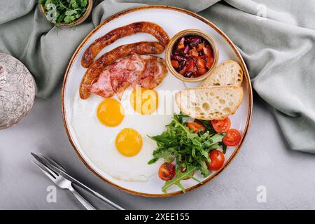 Oeufs frits et bacon pour le petit déjeuner dans une assiette Banque D'Images