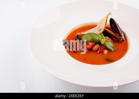 Soupe de bouillabaisse de fruits de mer française en gros plan dans un bol Banque D'Images