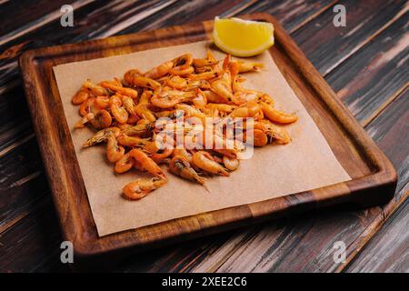 Crevettes ou crevettes grillées servies avec citron vert Banque D'Images
