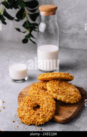 biscuits avec des copeaux de noix et un verre de lait avec une bouteille Banque D'Images