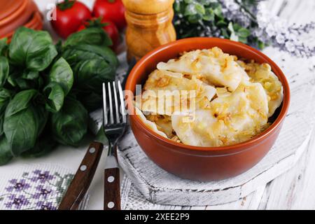 Boulettes, fourrées de purée de pommes de terre et d'oignons Banque D'Images