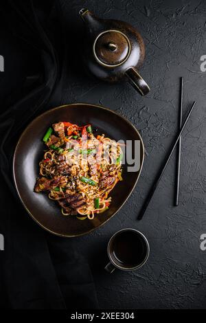 Faire sauter les nouilles avec les légumes et le bœuf Banque D'Images