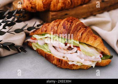 sandwich croissant au jambon, tomate et laitue Banque D'Images