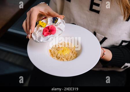 Tarte gourmande au citron fraîche avec garniture de fleurs comestibles Banque D'Images