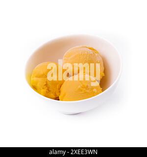 Crème glacée à la mangue, sorbet dans une assiette Banque D'Images