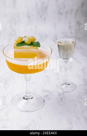 Cocktail d'été - Pornstar Martini sur blanc Banque D'Images