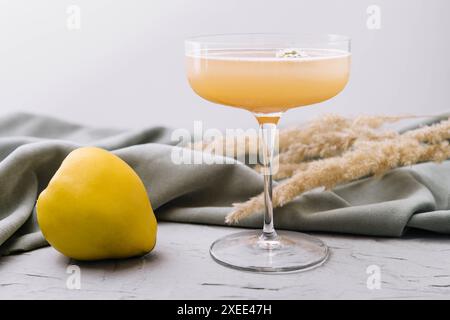 cocktail de coings dans un verre isolé Banque D'Images