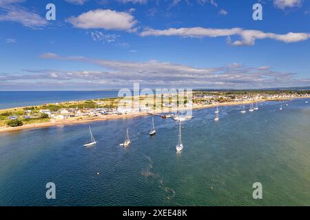 Findhorn Beach et Bay Moray Coast Écosse en été soleil et ciel bleu sur des yachts amarrés et une mer bleu vert Banque D'Images