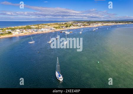 Findhorn Beach et Bay Moray Coast Scotland en été soleil et ciel bleu sur les yachts amarrés du village et une mer bleu vert Banque D'Images