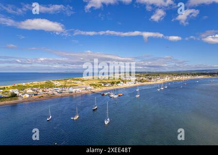 Findhorn Beach et Bay Moray Coast Écosse soleil d'été et ciel bleu sur des yachts amarrés et une mer bleu vert Banque D'Images